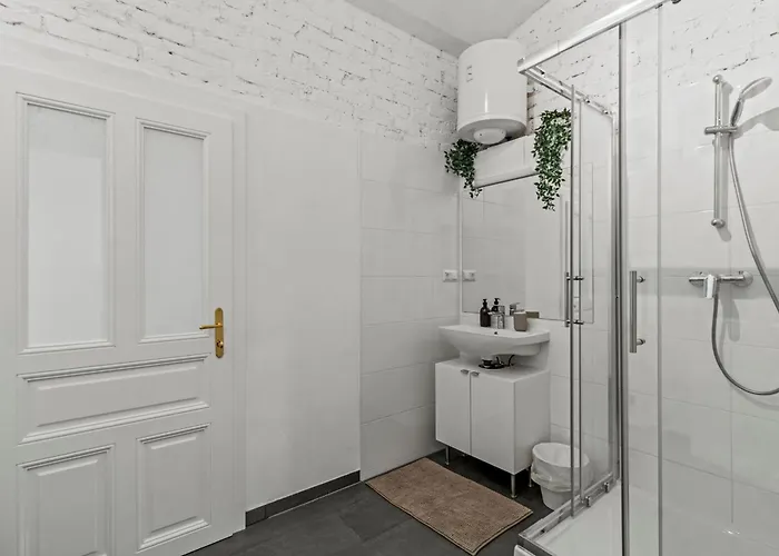 Long Term I 2 Min To U1 Columbusplatz I High Speed Wifi Apartment Vienna