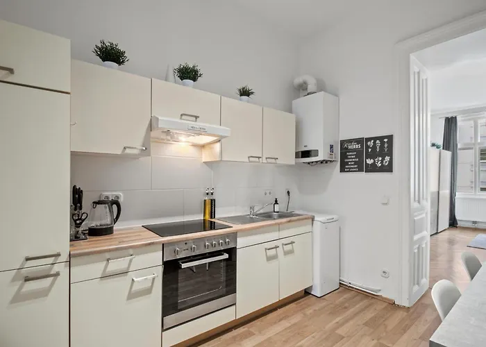 Long Term I 2 Min To U1 Columbusplatz I High Speed Wifi Apartment *
