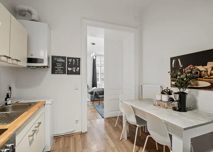 Long Term I 2 Min To U1 Columbusplatz I High Speed Wifi Apartment *