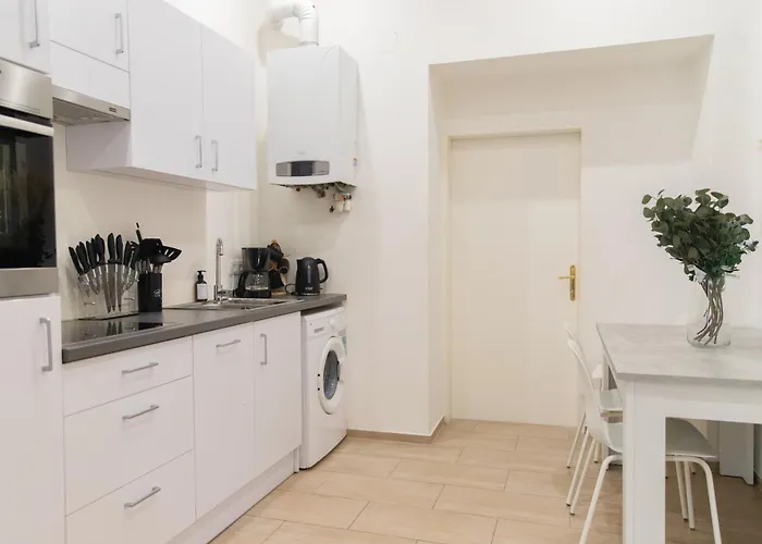 Long Term I 2 Min To U1 Columbusplatz I High Speed Wifi Vienna