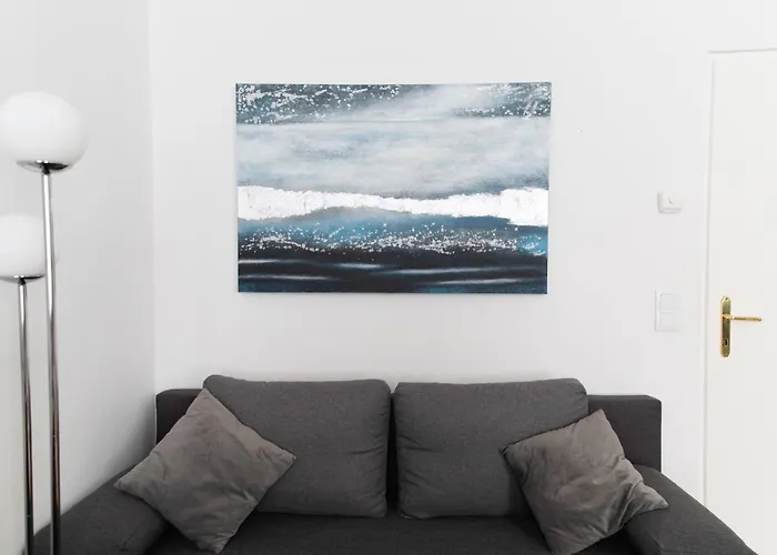 Long Term I 2 Min To U1 Columbusplatz I High Speed Wifi Apartment