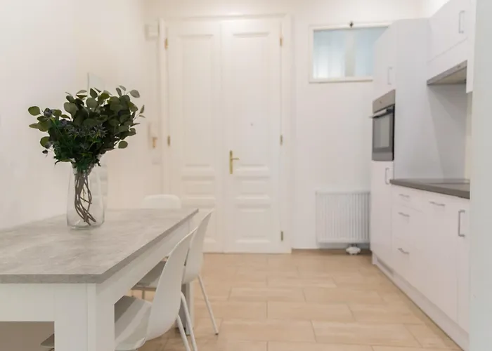 Apartment Long Term I 2 Min To U1 Columbusplatz I High Speed Wifi *