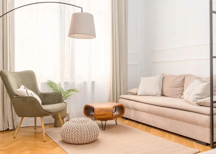 Long Term I 2 Min To U1 Columbusplatz I High Speed Wifi Apartment *