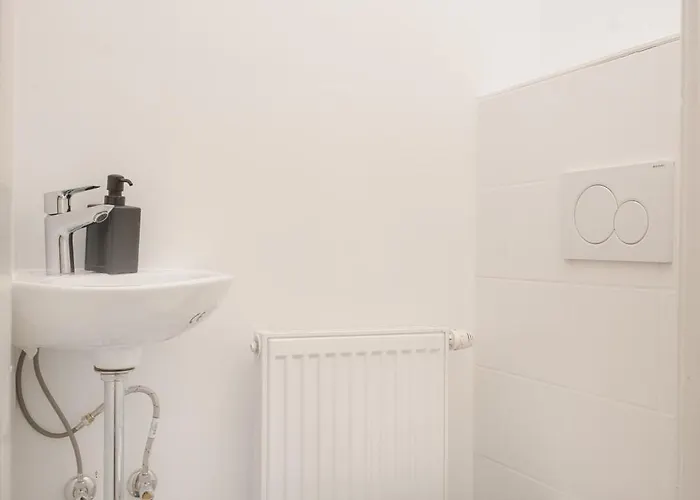 Long Term I 2 Min To U1 Columbusplatz I High Speed Wifi Vienna
