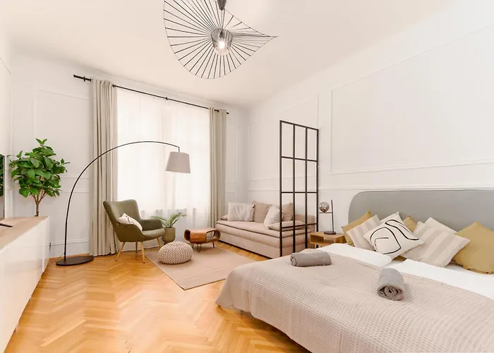 Long Term I 2 Min To U1 Columbusplatz I High Speed Wifi Vienna