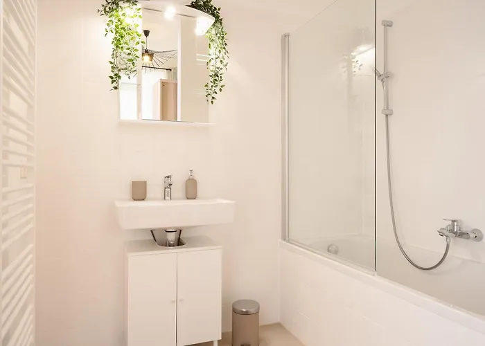 Long Term I 2 Min To U1 Columbusplatz I High Speed Wifi Apartment