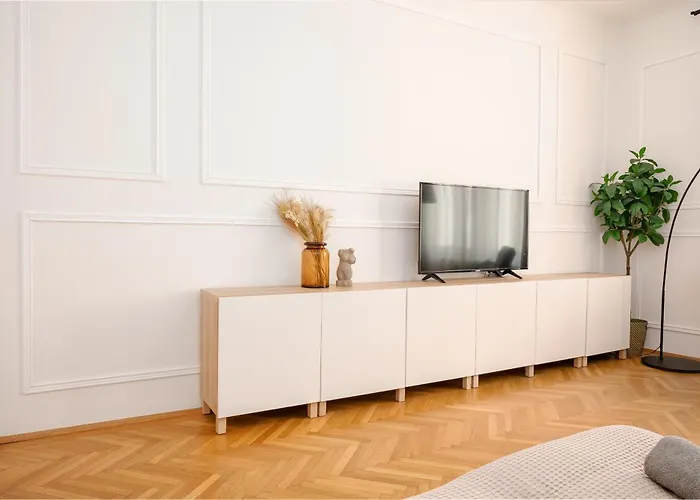 Apartment Long Term I 2 Min To U1 Columbusplatz I High Speed Wifi *