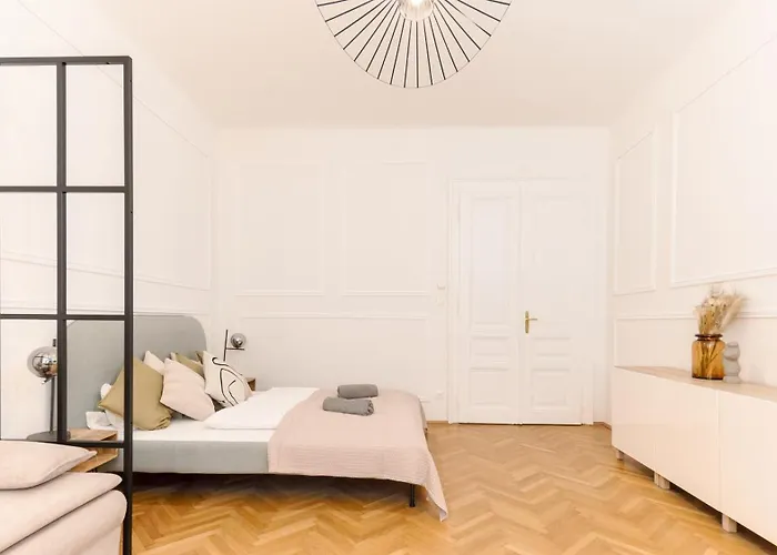 Long Term I 2 Min To U1 Columbusplatz I High Speed Wifi Vienna