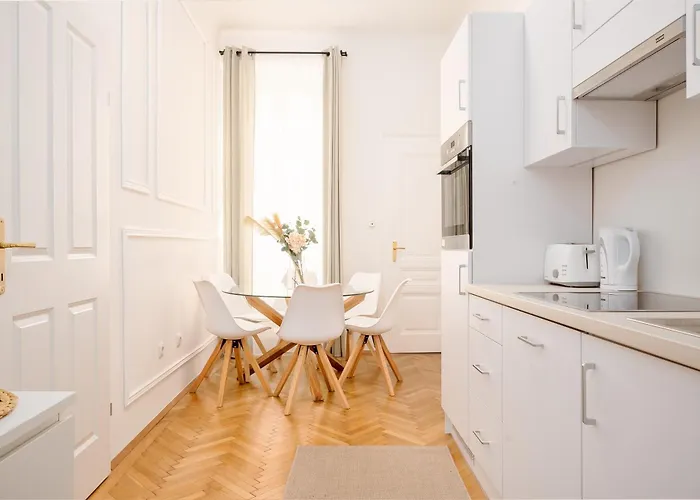 Long Term I 2 Min To U1 Columbusplatz I High Speed Wifi Vienna