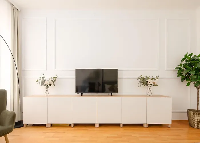 Long Term I 2 Min To U1 Columbusplatz I High Speed Wifi * Vienna