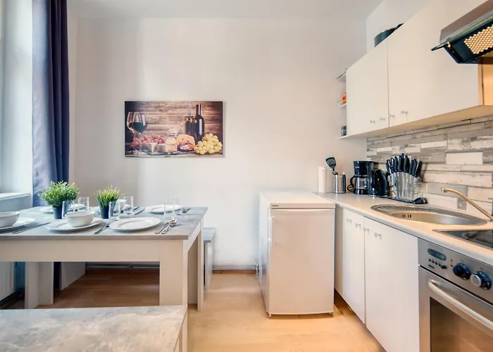 Long Term I 2 Min To U1 Columbusplatz I High Speed Wifi Vienna