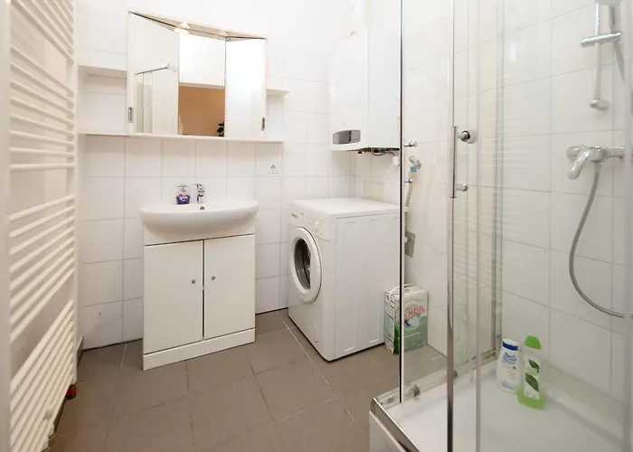 Long Term I 2 Min To U1 Columbusplatz I High Speed Wifi Vienna