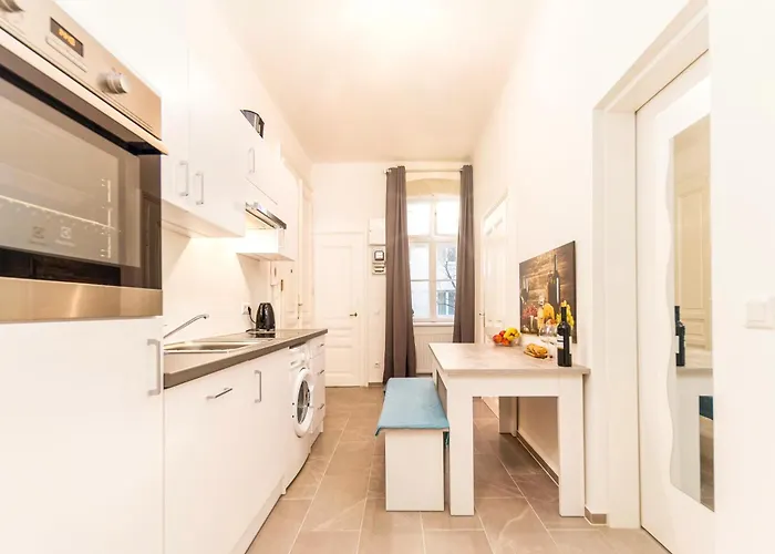 Long Term I 2 Min To U1 Columbusplatz I High Speed Wifi Apartment