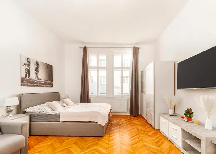 Long Term I 2 Min To U1 Columbusplatz I High Speed Wifi Apartment