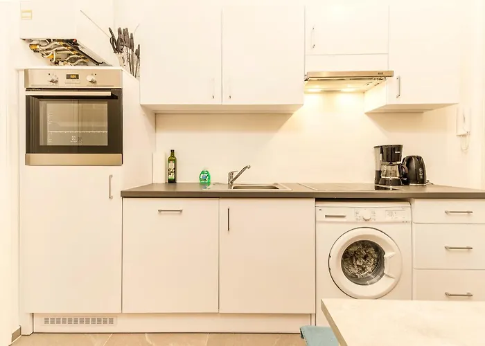 Long Term I 2 Min To U1 Columbusplatz I High Speed Wifi Apartment Vienna