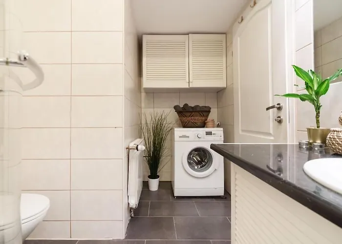 Long Term I 2 Min To U1 Columbusplatz I High Speed Wifi Apartment *