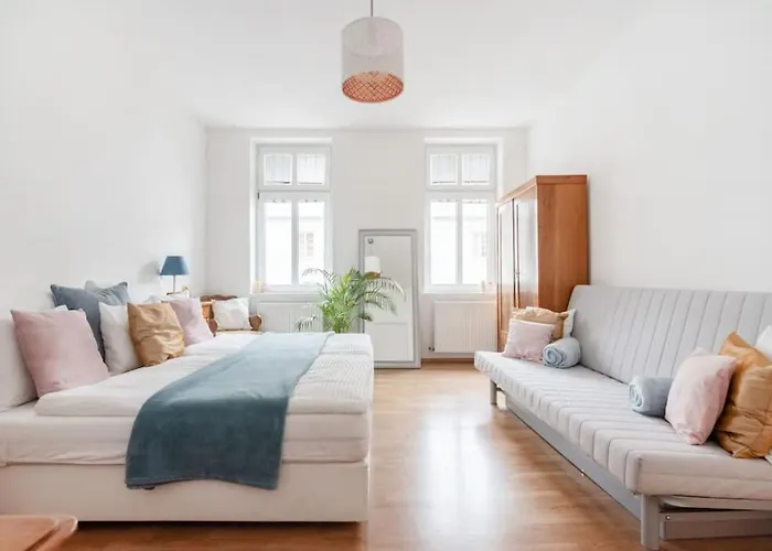 Long Term I 2 Min To U1 Columbusplatz I High Speed Wifi Vienna