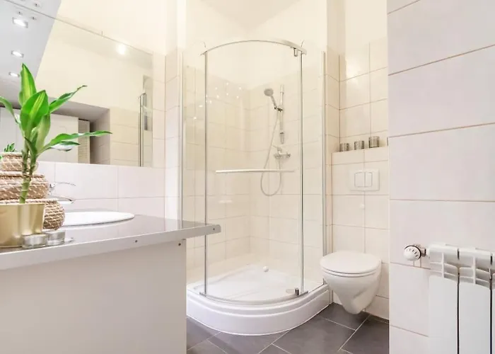 Long Term I 2 Min To U1 Columbusplatz I High Speed Wifi * Vienna